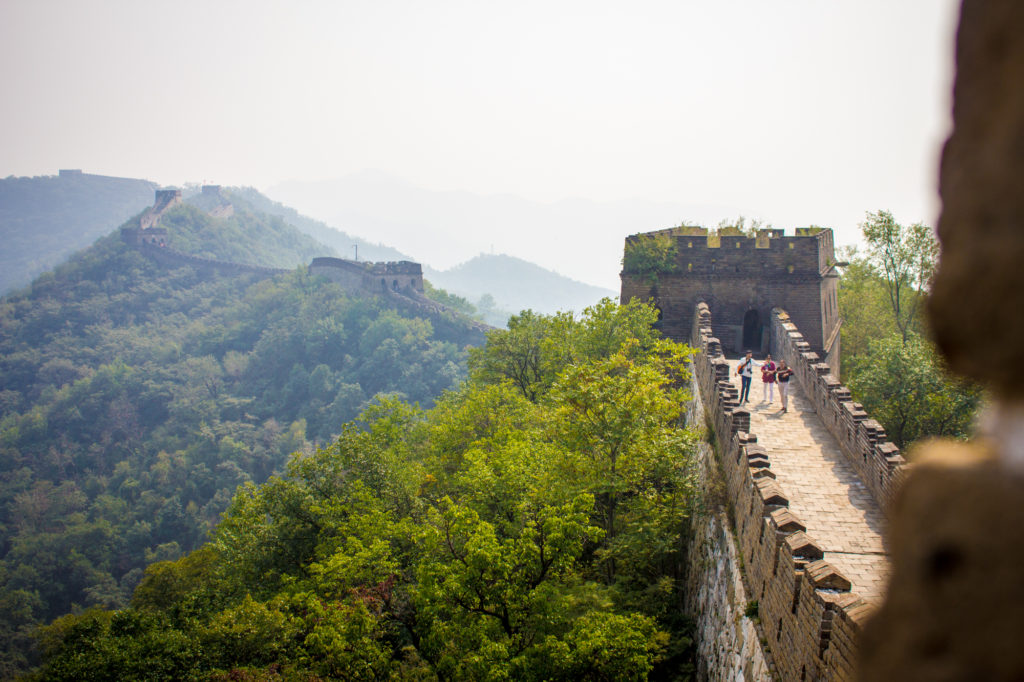 Čínsky múr sa tiahne po hrebeni pri dedinke Mutianyu